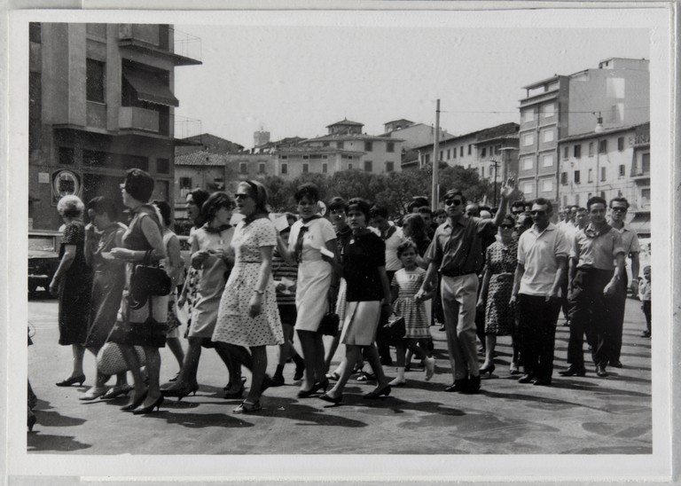 Poggibonsi, 18-19 luglio 1964, XX° anniversario della liberazione e conferimento ad Alcide Cervi della cittadinanza onoraria. Corteo per le vie della città